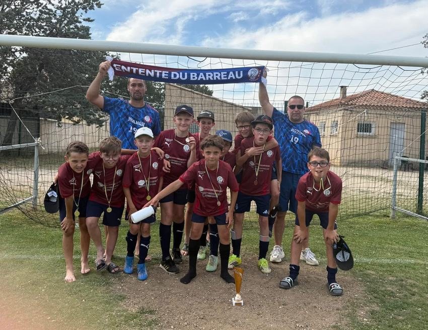 Les jeunes de l'EDB célèbrent avec l'écharpe du club