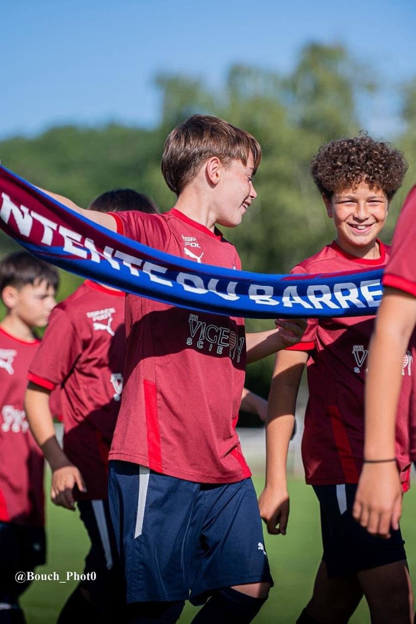Deux jeunes licenciés avec l'écharpe de l'Entente du Barreau