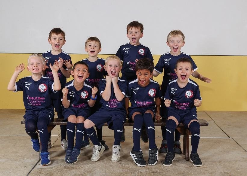 Équipe de jeunes de l'EDB tout sourire