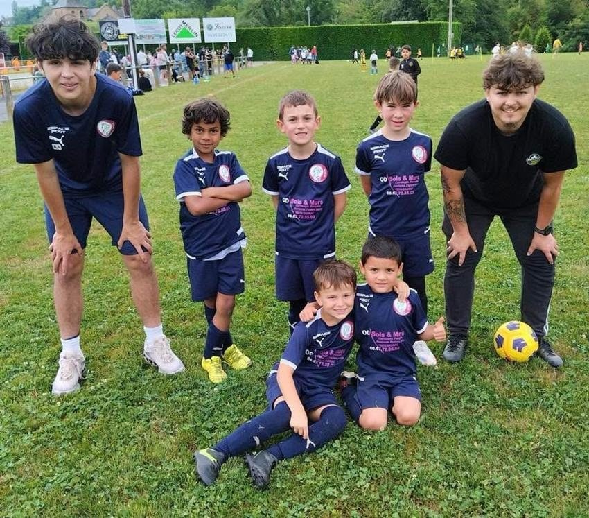 Équipe des petits de l'école de foot sur le terrain